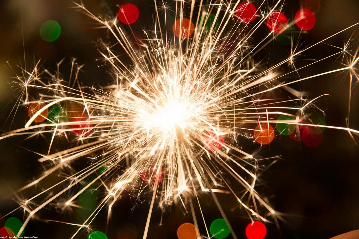 бенгальские огни днем. бенгальские огни и гирлянды. игрушечный бенгальский огонь. хлопушки и бенгальские огни. петарды хлопушки.