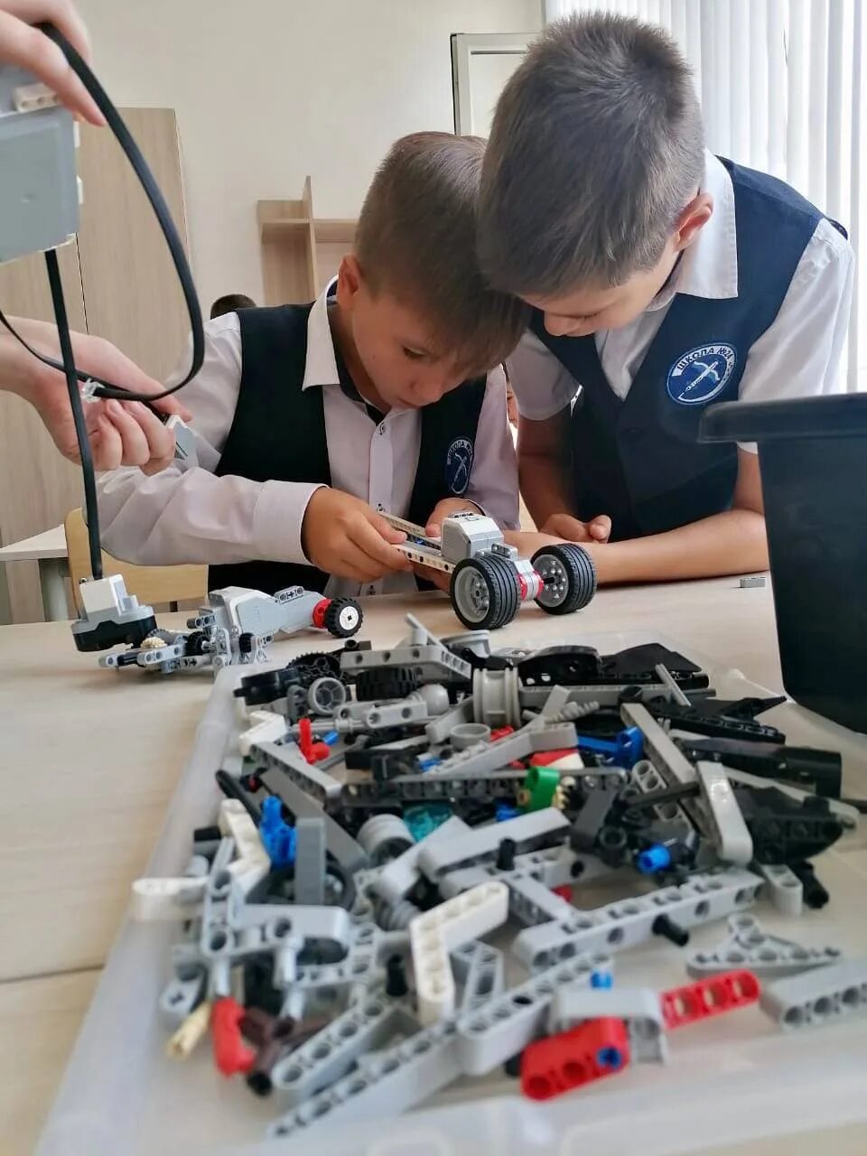 Робототехника профессиональная. Школа лига роботов. Робототехника чита. Робототехника для детей в санкт-петербурге. Школьники робототехника.