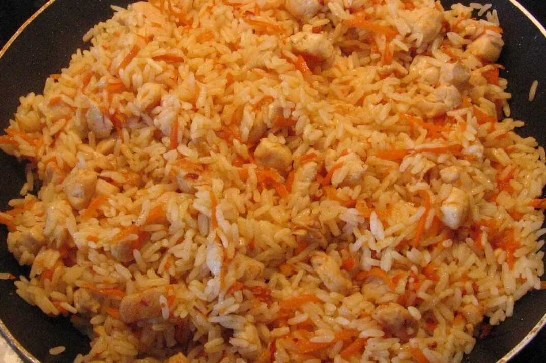 Как вкусно приготовить плов на сковороде. Плов с курицей. плов куриный. плов из курицы на сковороде. плов с курицей в казане.