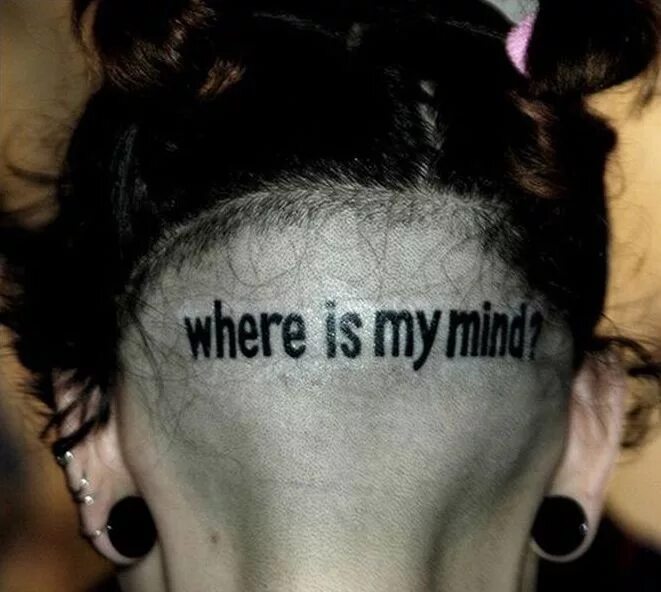 This is my head. Надпись на затылке. Татуировка на затылке made in. Тату на голове надписи. Тату надпись на затылке.