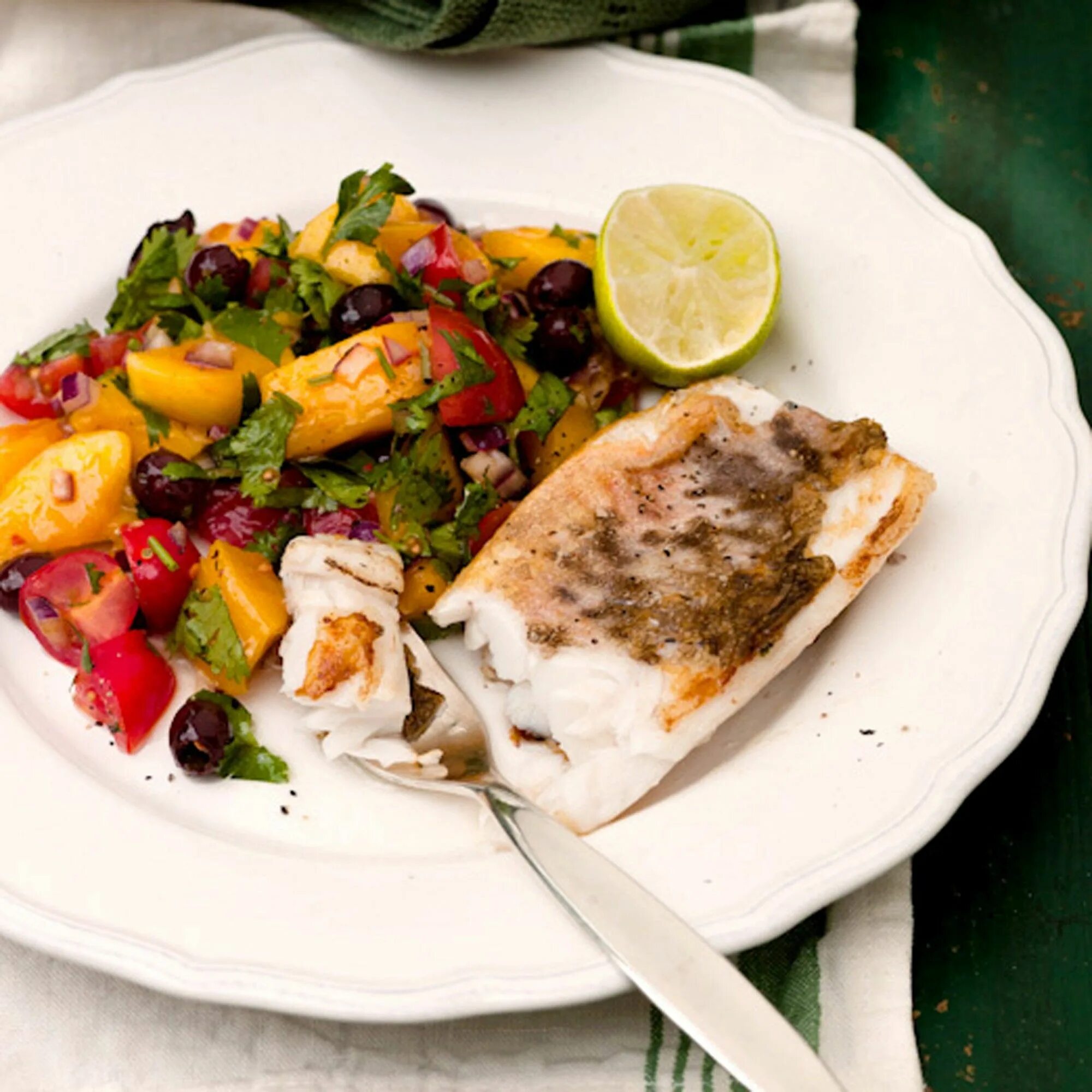 Жареная рыба с запеченными овощами. Конгрио рыба. Креветочная рыба конгрио. Белая рыба с овощами. Треска с овощами.