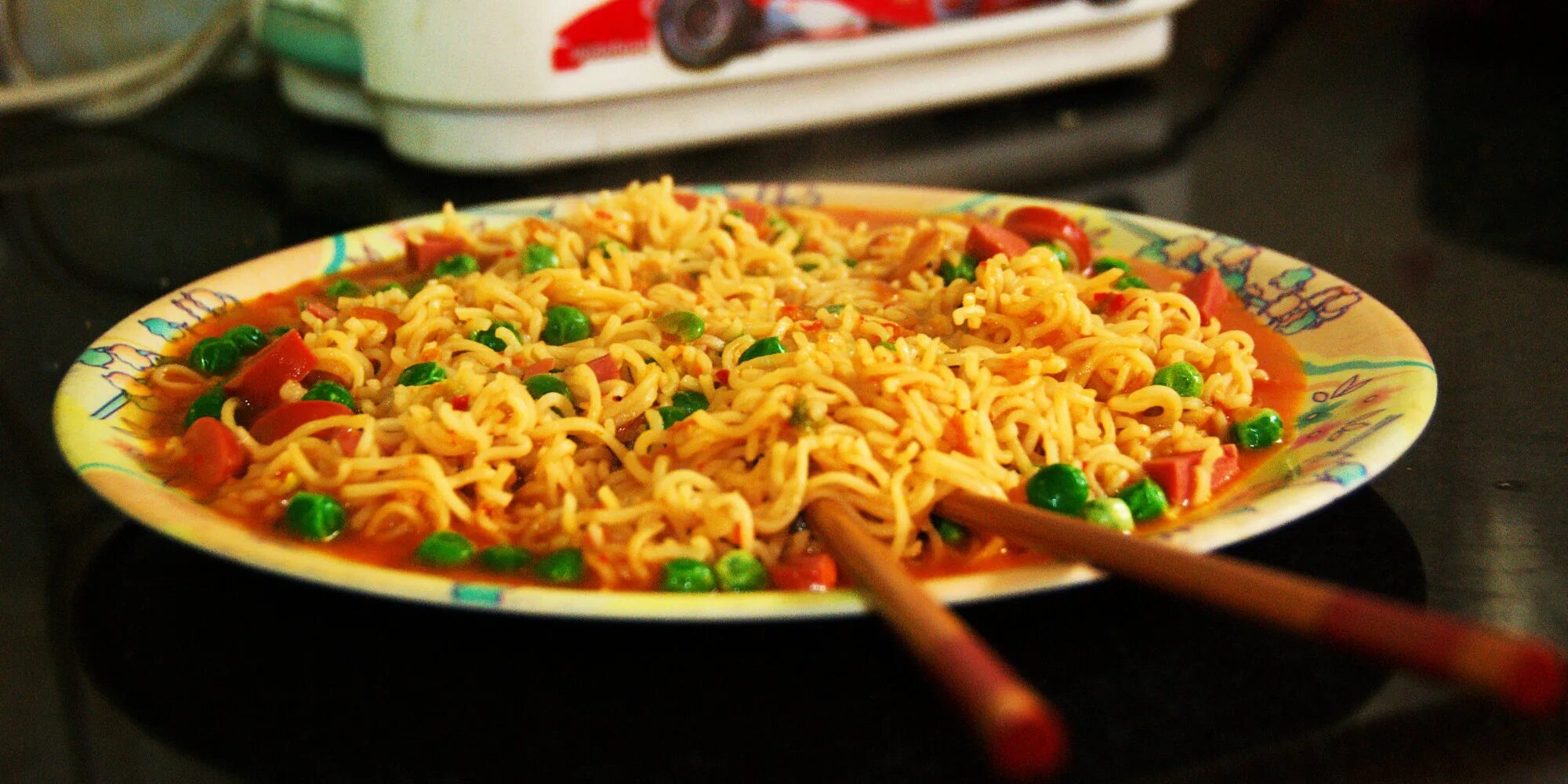 Лапша быстрого приготовления. Maggi. Maggi лапша. Лапша быстрого приготовления фон.