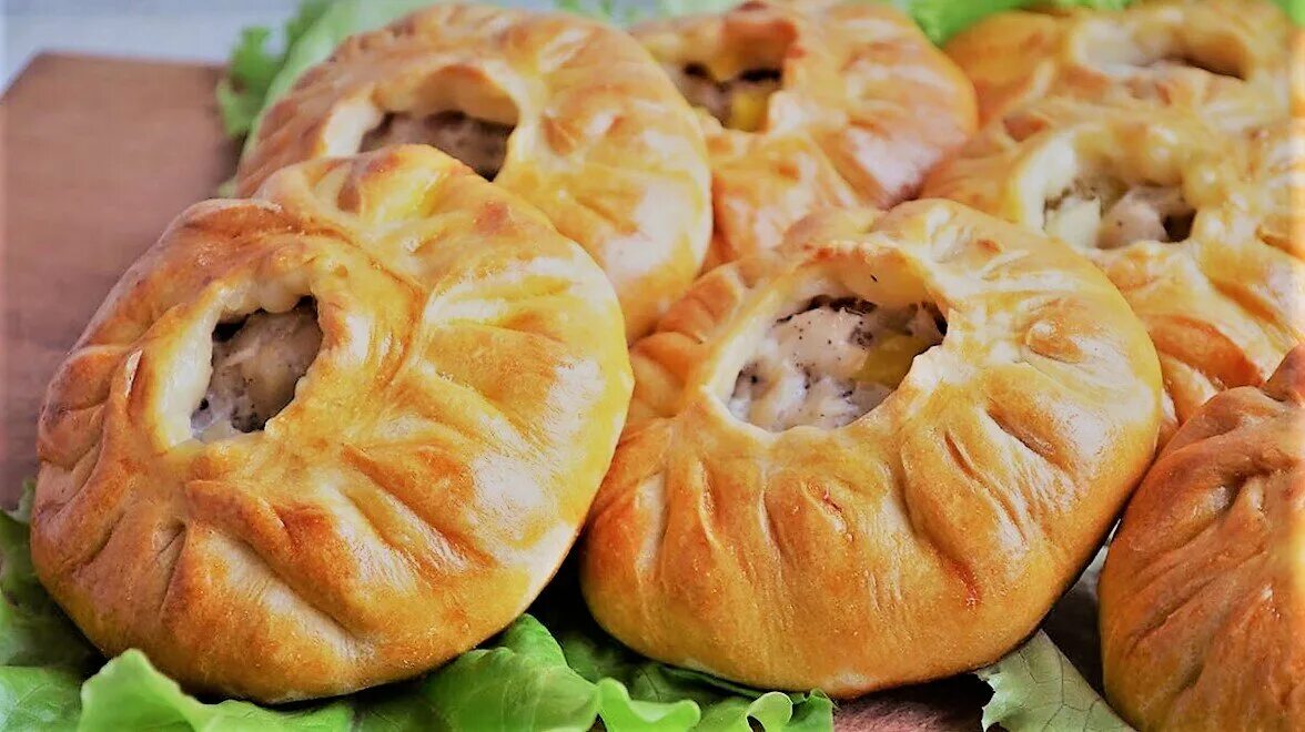 Курник пирожок. Мини курники. Курник круглый. Курники с мясом пирожки
