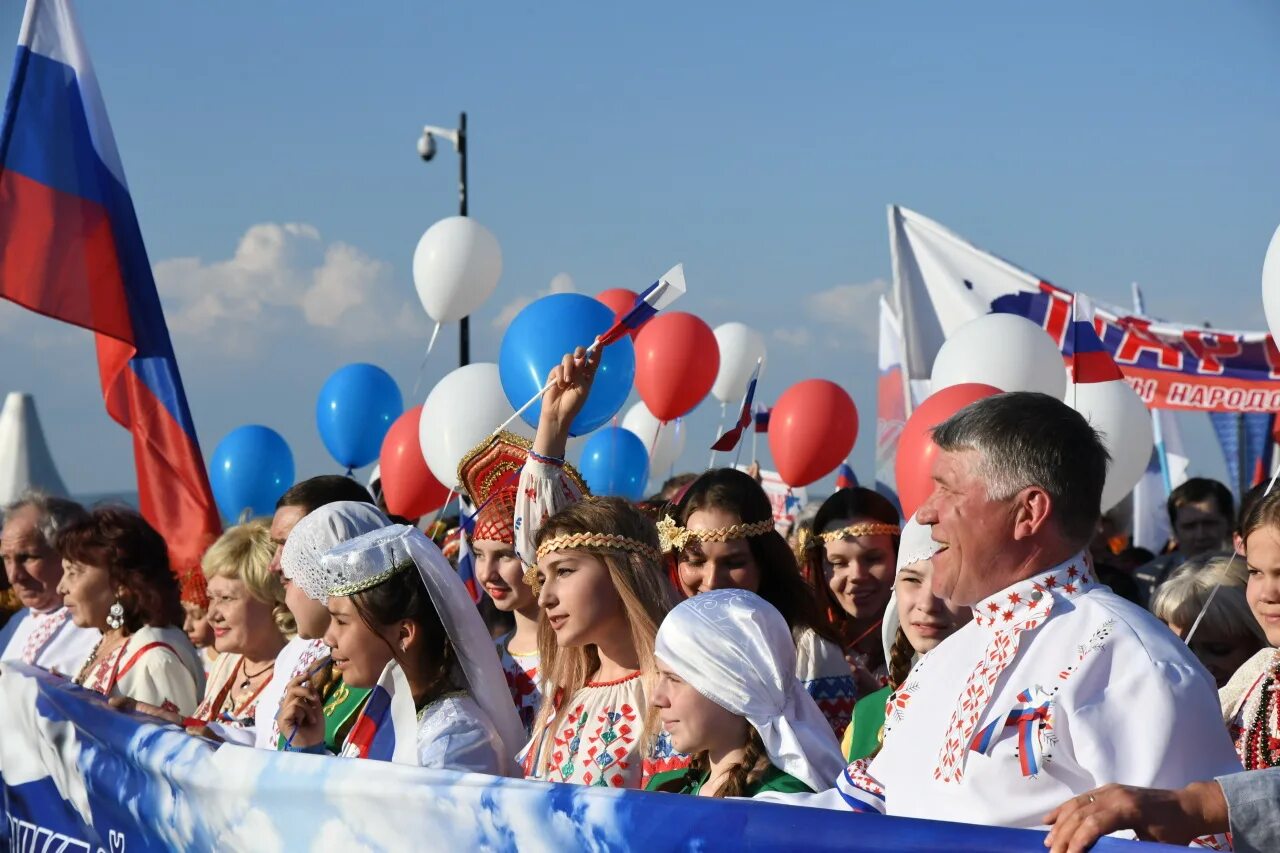 День россии чувства. День России празднование. С днем России. Фоторепортаж день России. Люди на празднике день России.