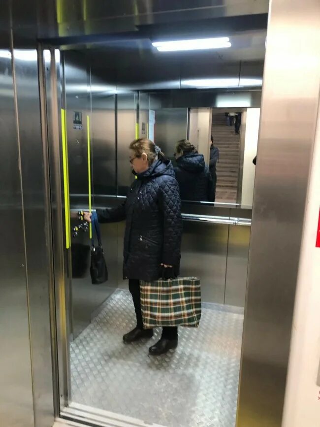 Лифт в метрополитене. Лифт в метро. Лифт метро Солнцево. Лифт в метро Москва. Метро Солнцево метро лифт.
