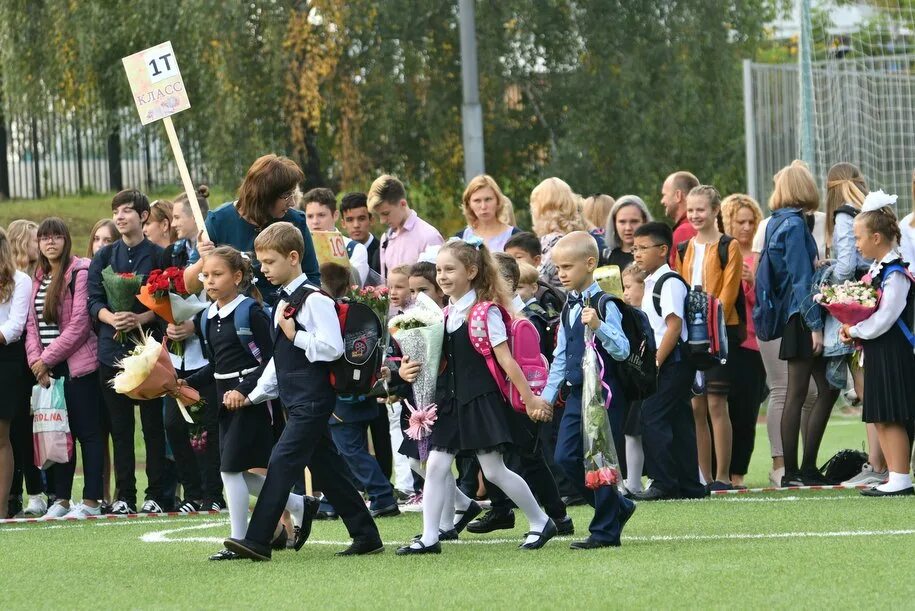 Пойти в школу в москве. С 1 сентября первокласснику. Ученики возле школы. Школьники 1 сентября. Школы с первого сентября.