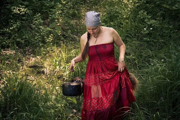 Деревенская колдунья. Ведьма из деревни. деревенские ведьмы молодые. колдунья в деревенском платье.