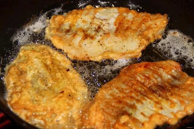 Филе тилапии жареное. Филе тилапии запеченное. Рыба запеченная тилапия. Филе тилапии как приготовить вкусно на сковороде. Рыбка жареная на сковороде.