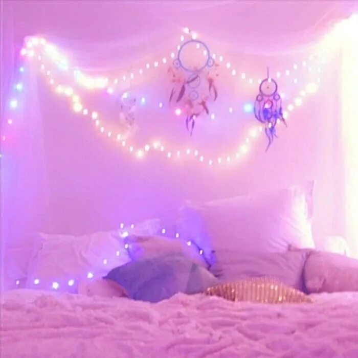 Розовый свет спать. Гирлянда в спальне. Комната для девочки с гирляндой. Фиолетовая гирлянда в комнате. Розовая гирлянда в спальне.
