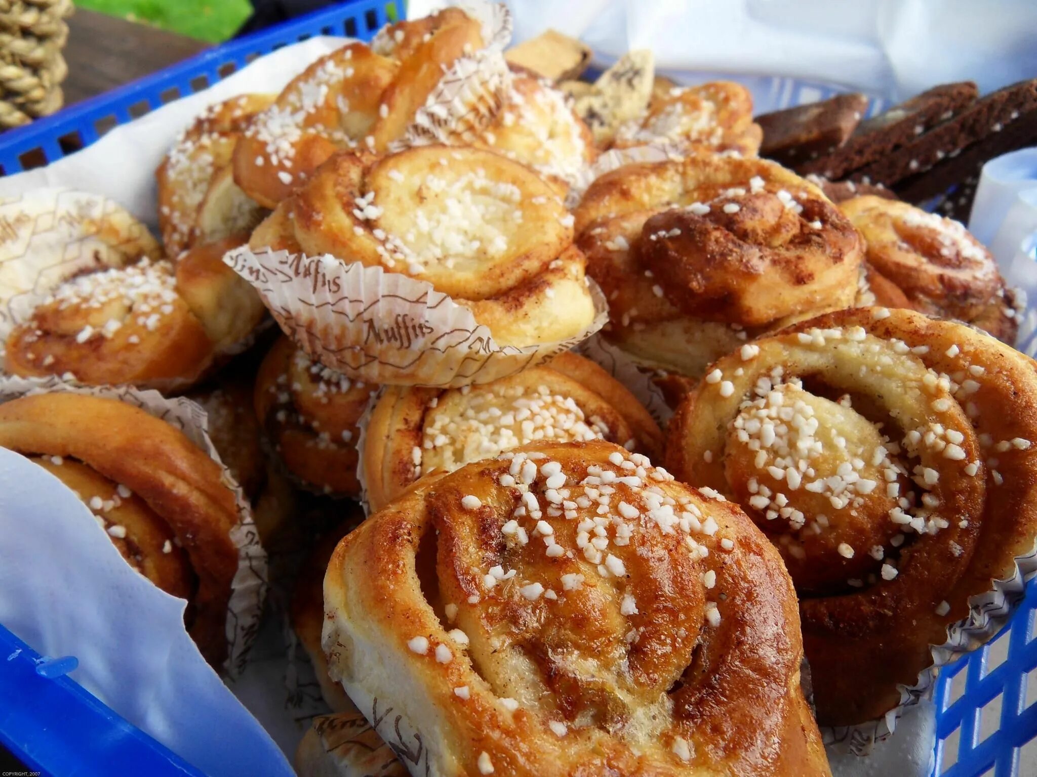 Шведские булочки с корицей kanelbulle. Канельбуллар (булочки с корицей). Выпечка в Швеции. С праздником,булочка. Праздник булочки