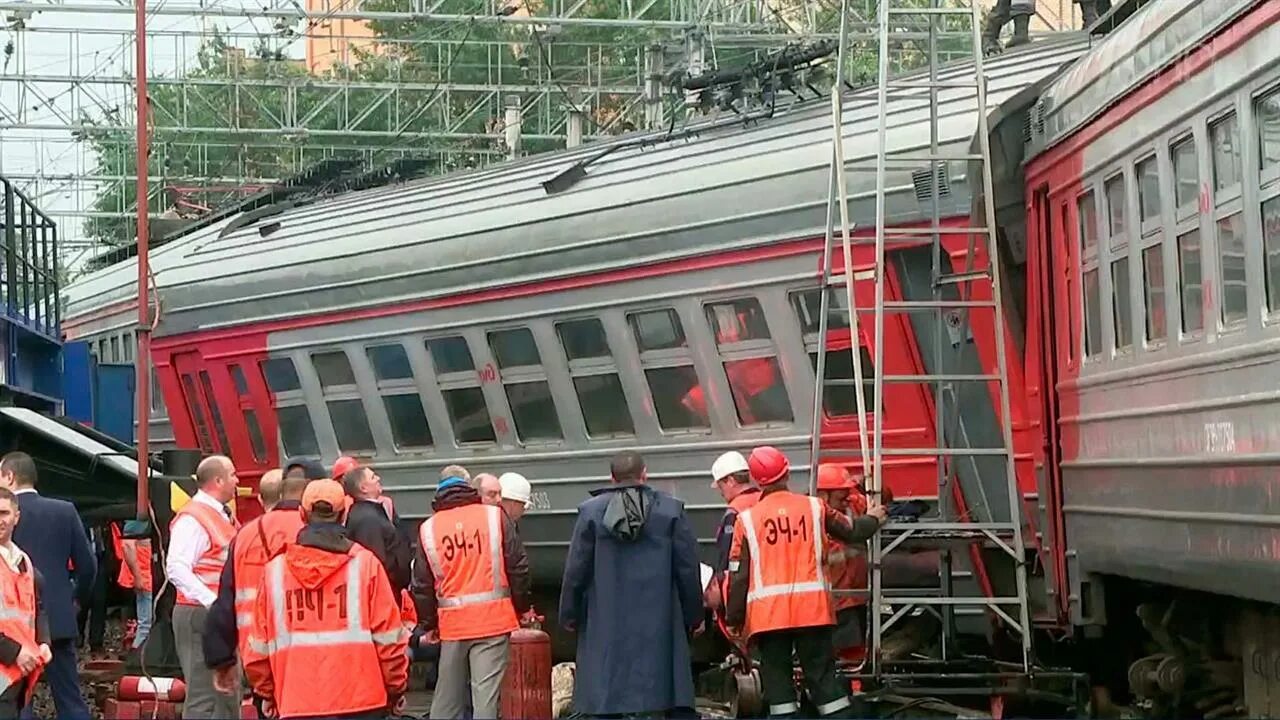 Поезд электричка. Столкновение поездов на Курском вокзале. Пригородный поезд. Электричка на вокзале. Почему на горьковском направлении