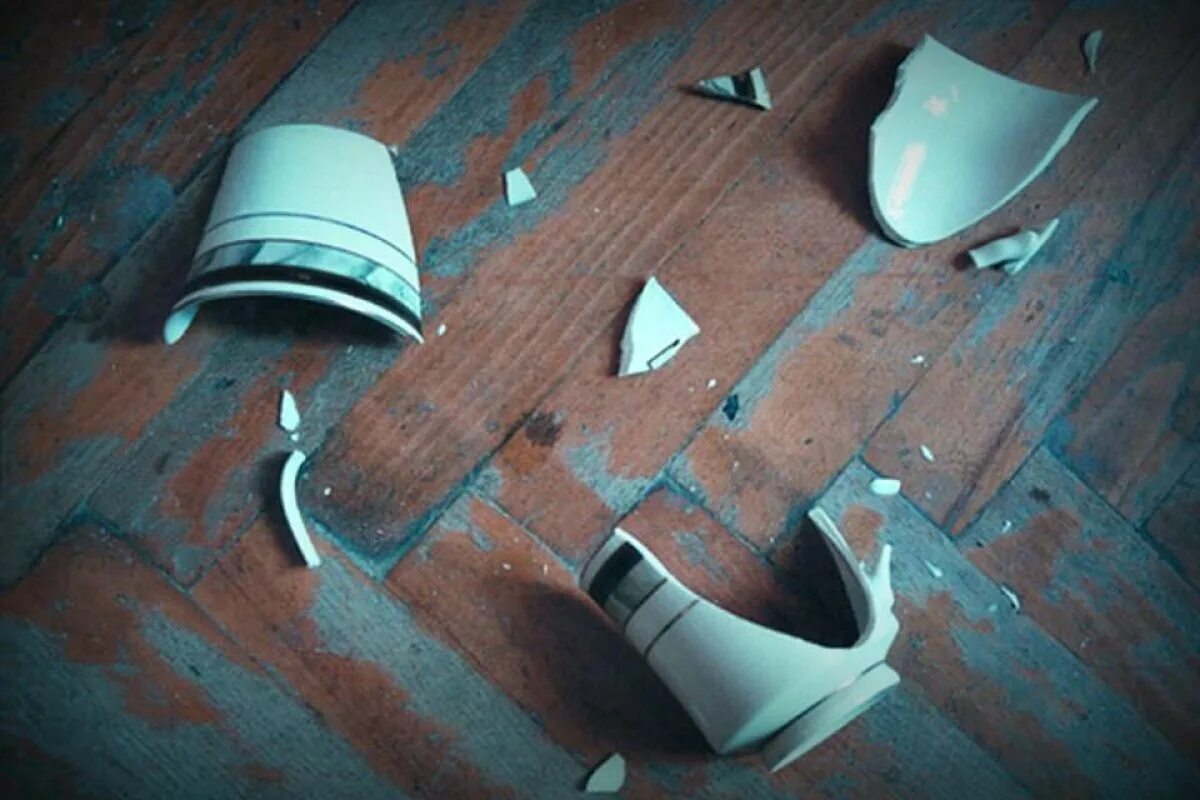 Разбитая Кружка. Разбитое чашка. Разбитая Кружка на полу. Чашка сломалась.