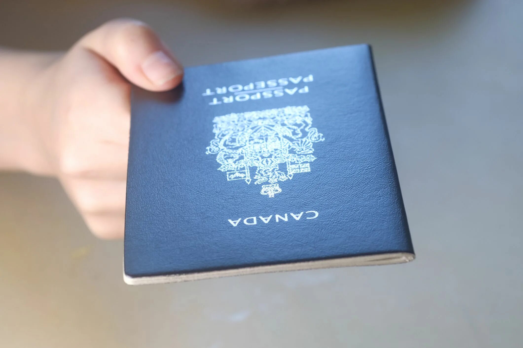 Lose passport. Канадский паспорт. Паспорт гражданина Канады. Канадский загранпаспорт. Паспорт гражданства Канады.