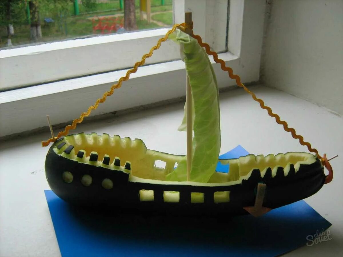 Корабль в детском саду своими руками. Корабль из кабачка. Кораблик из кабачка поделка. Корабль из кабачка поделка. Корабль из овощей поделка.
