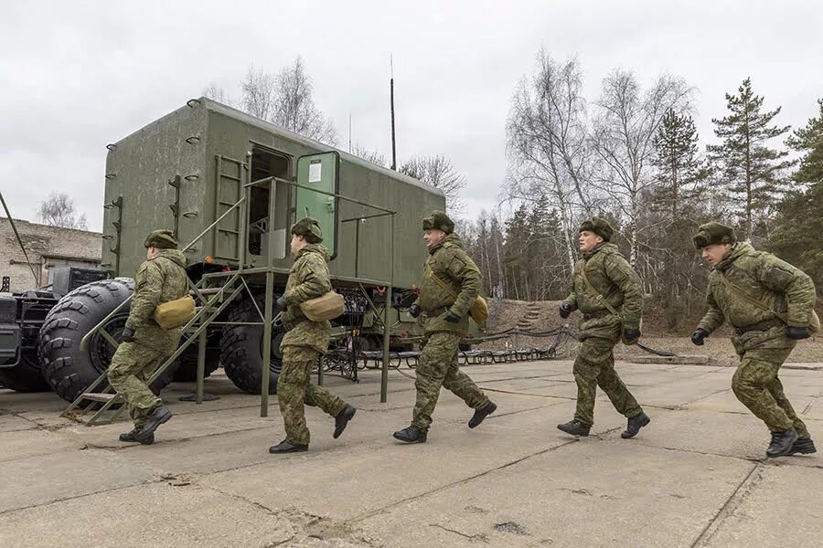 Боевые дежурства военнослужащих. Гатчинский учебный центр зенитных ракетных войск. КП 210 ЗРП. 210 Зенитно ракетный полк. Учебный центр зенитно ракетных войск Гатчина.