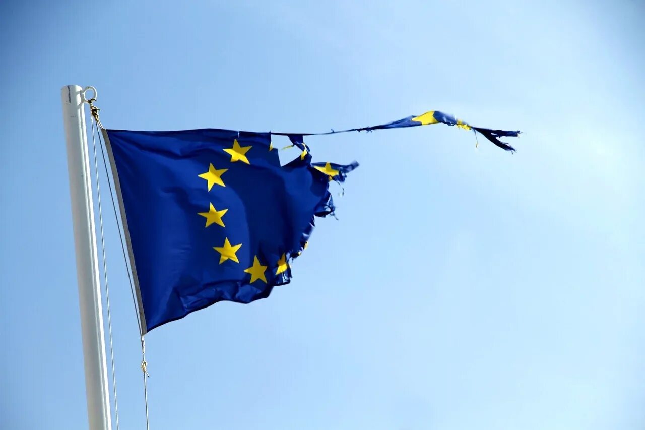 Флаг европейского Союза. Флаг ЕС раскол. Раскол Евросоюза ЕС. Европейские флаги. В великобритании спустили флаги