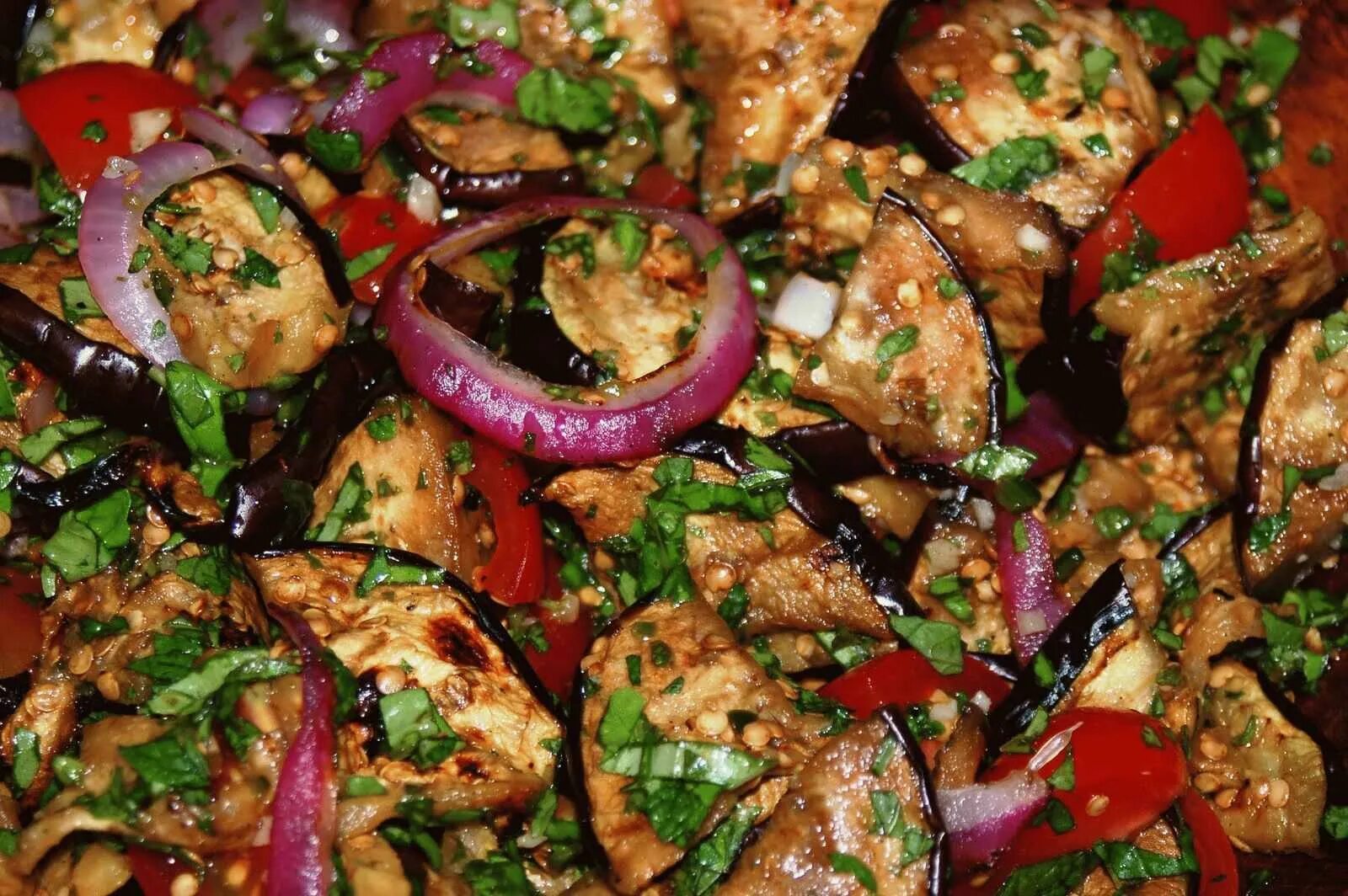 Как вкусно приготовить баклажаны. Баклажаны ацецили. салат из жареных баклажанов. салат с жареными баклажанами. обжаренные баклажаны.