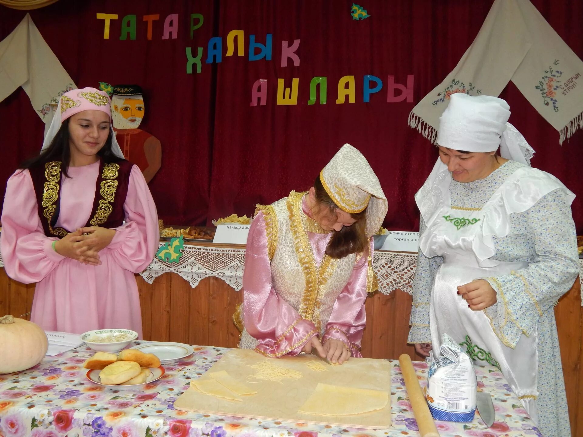 Сценарий праздника татарских праздников. Татарский праздничный стол. Татарское застолье. Татарские праздники,национальной кухни. Праздничный стол у татар.