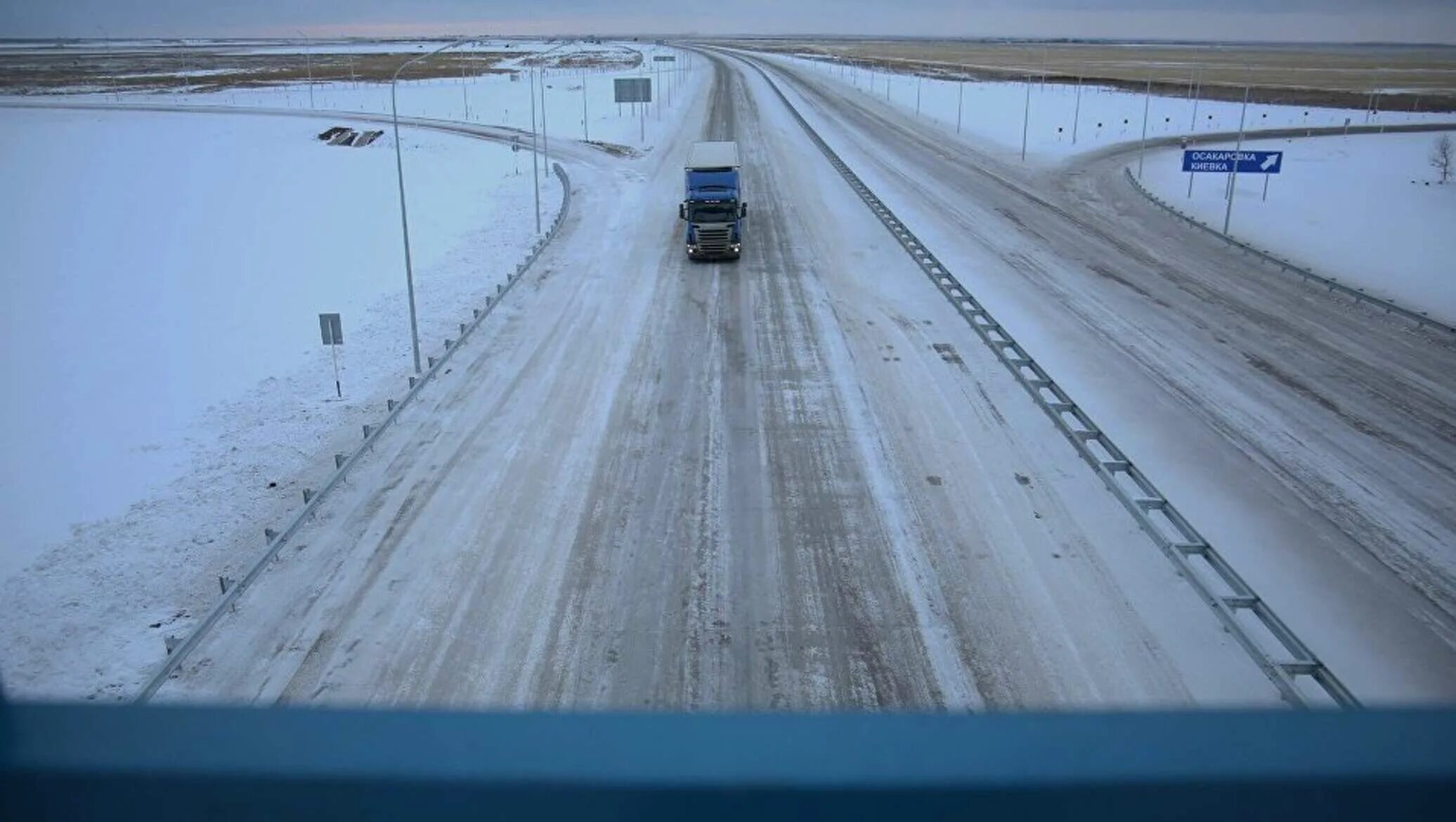 Будет ли закрыты дороги. Казахстан зимой дорога. Казахстан дороги зимой. Зимняя дорога в Казахстане. Автодороги Казахстана зимой.