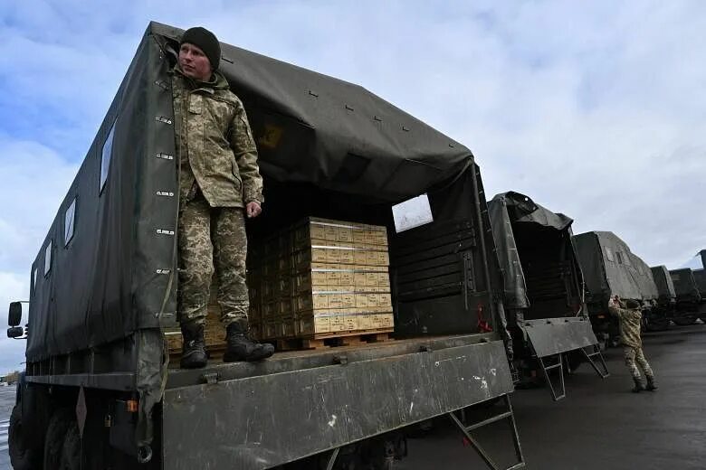 Поставки вооружения на Украину. Поставки оружия на Украину. Украинские военные в пакетах. Тяжелое вооружение России. Выделит ли сша помощь украине последние новости