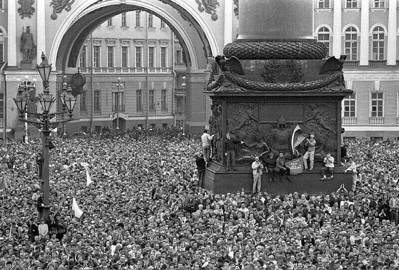 Петербург референдумы. Митинг 1991 Ленинград Дворцовая площадь. Август 1991 Дворцовая площадь. ГКЧП 1991 Санкт Ленинград. ГКЧП 1991 Дворцовая площадь.