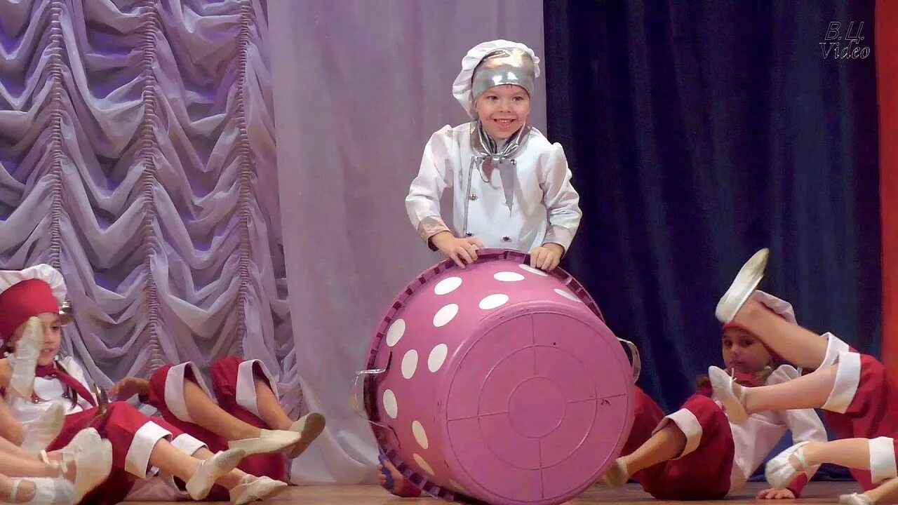 Варись кашка танец. Танец варись кашка в детском саду. Танец варись кашка кастрюля. Танец варись. Танец варись.