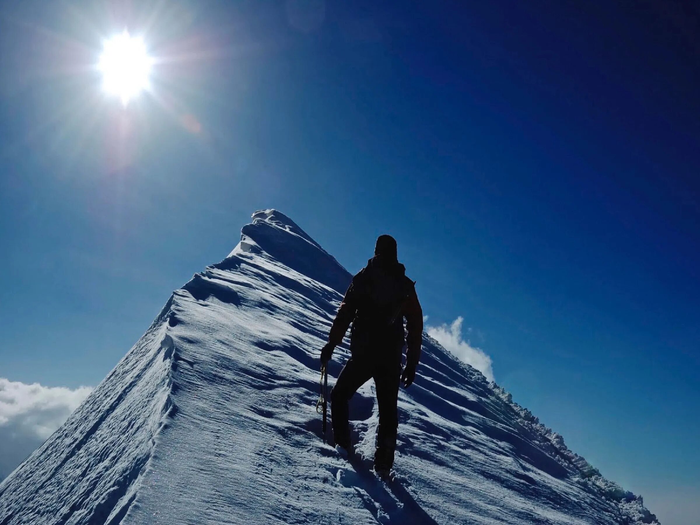 солнце и человек. стремление вверх. потенциал человека фото. человек на вершине горы успех. человек на вершине горы.