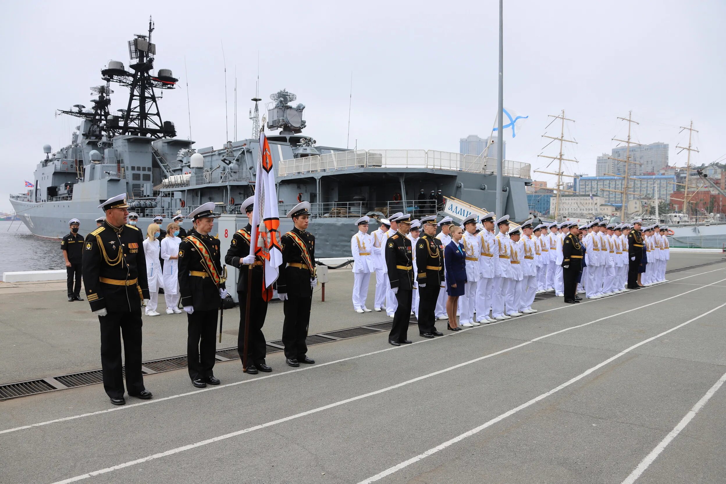 День россии владивосток. ВМФ ТОФ Владивосток. Тихоокеанский морской флот Владивосток. ВМБ 33 причал Владивосток. Владивосток морфлот армия.