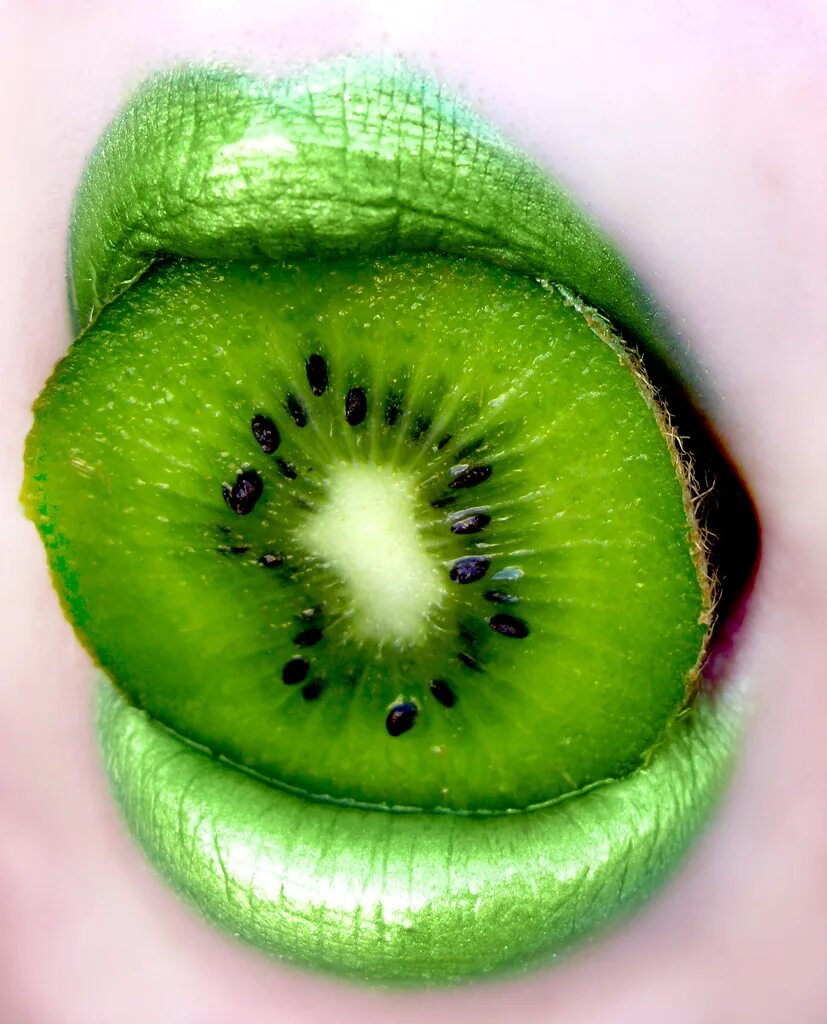 Рот киви. Губы с фруктами. Зеленая помада. Зеленые губы. Губы с лаймом.