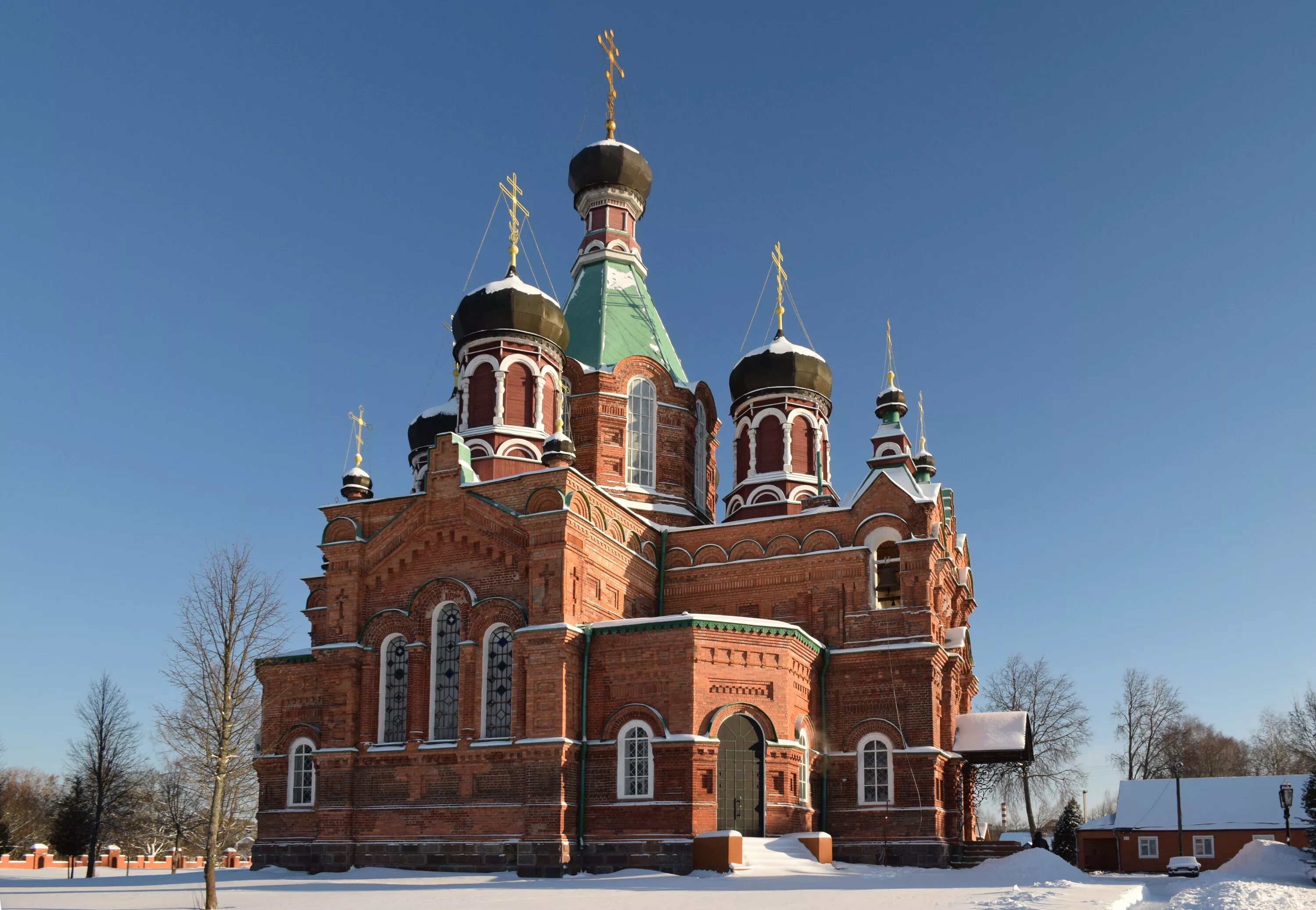 Телефоны г ярцево. Церковь Петра и Паала чоцнво. Храмы Ярцево Смоленская область.