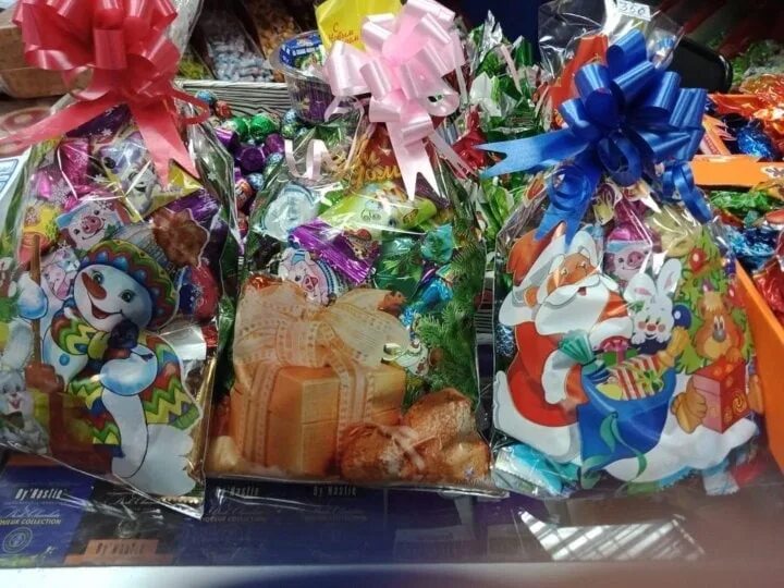 Новогодний подарок для малообеспеченных. Новогодние подарки от соцзащиты. Новогодние подарки от соцзащиты. Подарок от соцзащиты для детей. Кульки от соцзащиты.