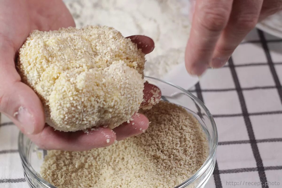 Рис, сардина, лук котлеты. Хлебная панировка. Красная панировка. Рыба в панировке. Шницель в панировочных сухарях.