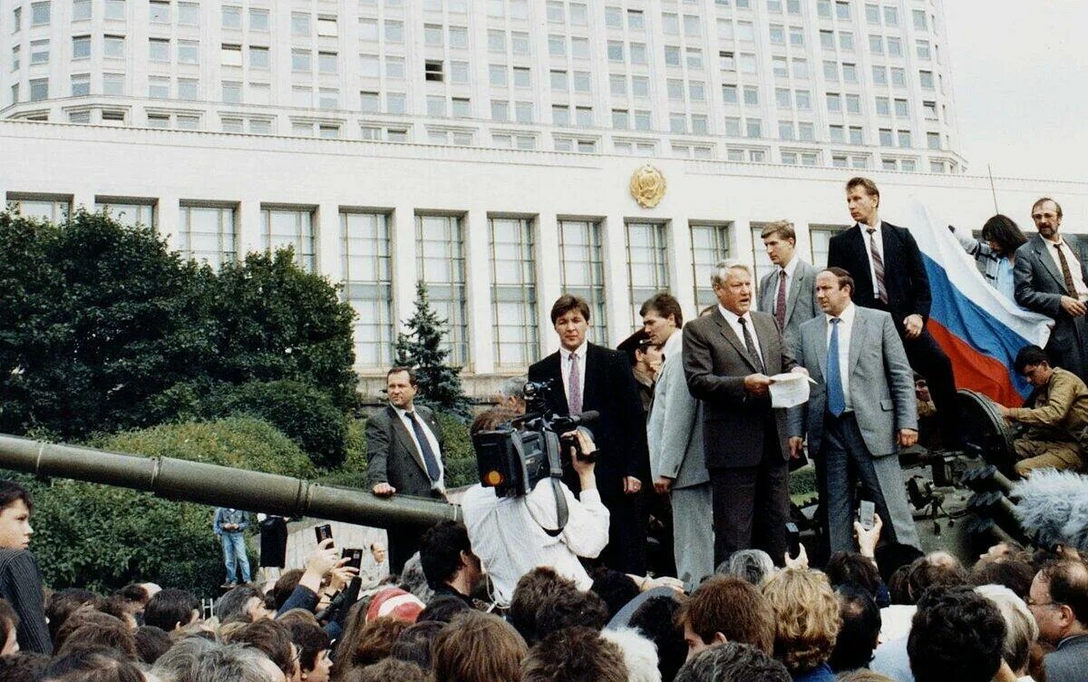 12 июня 1991 г. Танки в Москве 1991 Ельцин. Белый дом в Москве 1991 путч. Августовский путч Ельцин. Белый дом Москва в августе 1991 года.