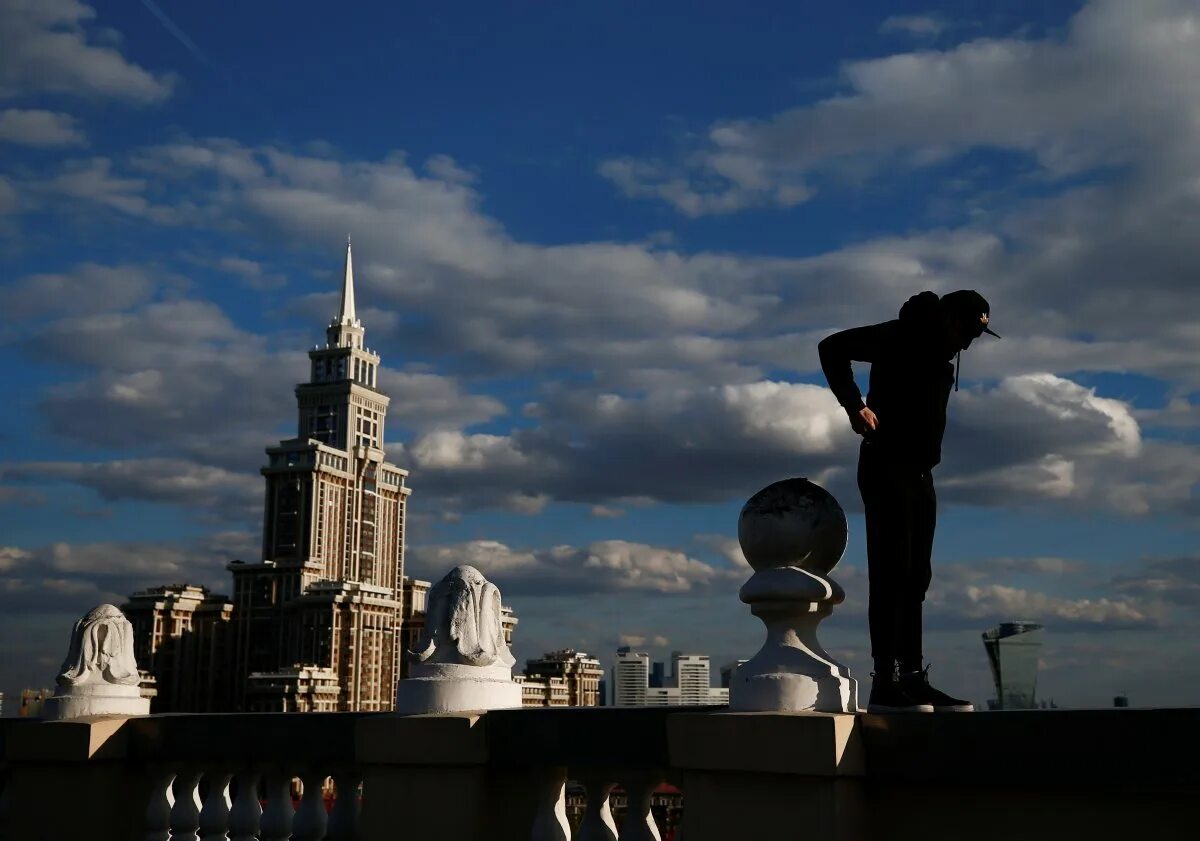 Какое атмосферное давление на шпиле мгу. Крыша мгу. фотосессия на крыше мгу. крыша мгу фото. одиночество шпиль.