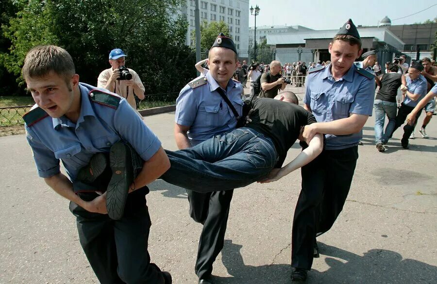 руки мужчины и женщины. мужчина держит в руках. нести под руки. поза человека со спины. мужчина с коробками.