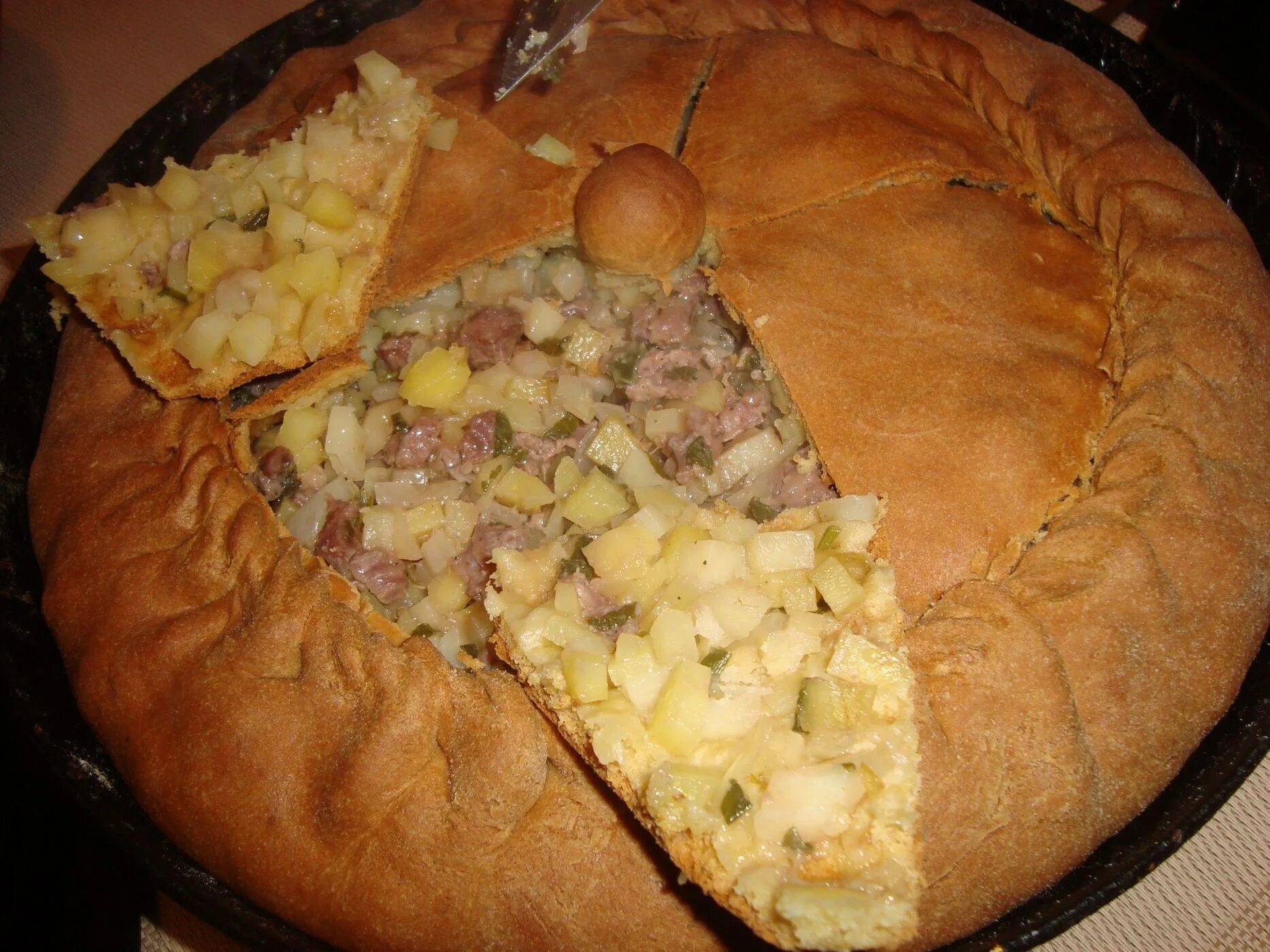 Татарский бэлеш с мясом и картошкой. Татарский пирог балиш. татарская кухня бэлиш. татарские национальные блюда зур бэлиш. бэлиш башкирская кухня.