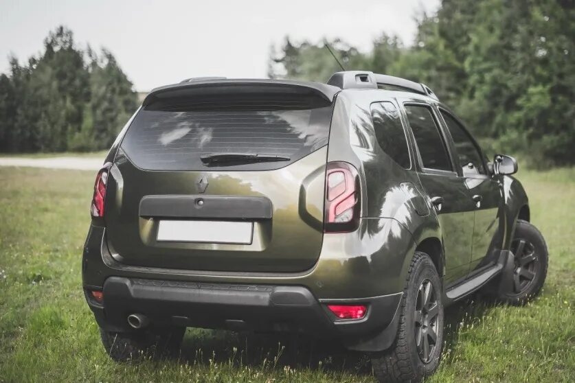 Дастер купить заднюю дверь. Спойлер Renault Duster 2012-. Спойлер Renault Duster 2021. Спойлер Рено Дастер 2015г. Спойлер Рено Дастер 1.