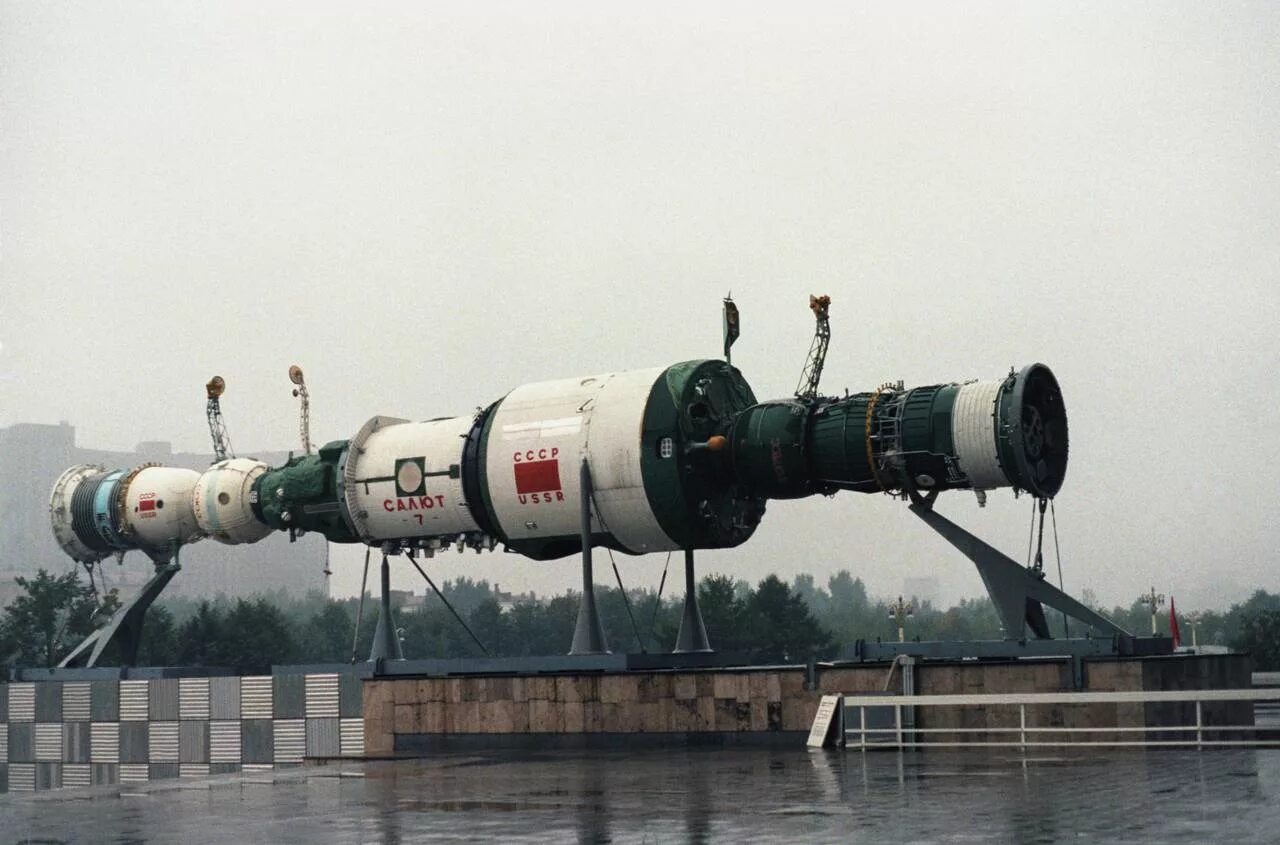 Как называлась первая российская пилотируемая станция. Станция салют 7. Космический корабль салют 7. Орбитальная станция салют-7. Салют-6 орбитальная станция.