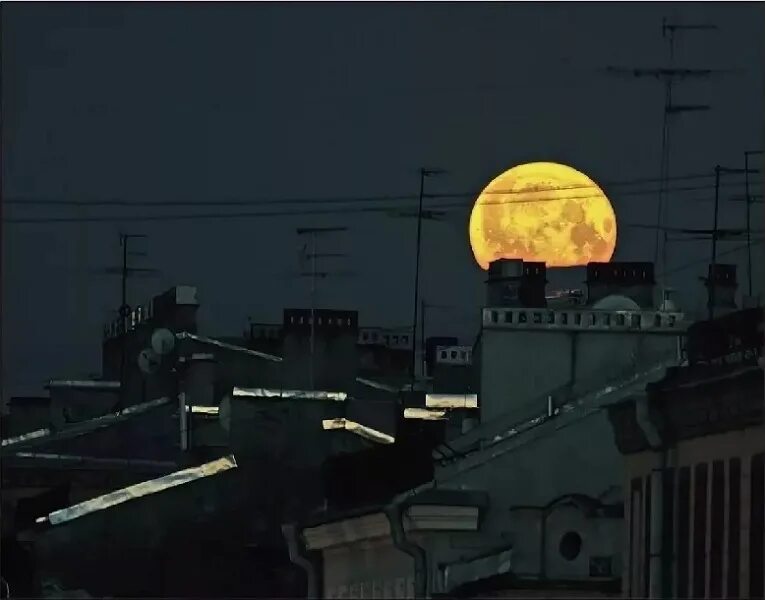 Луна над крышей дома