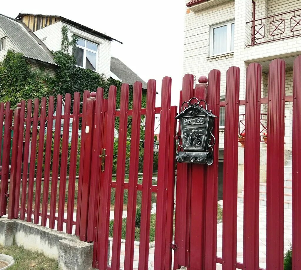 Заказать забор московская область. Красивый забор. Шведский забор. Чугунный забор. Забор в деревне.