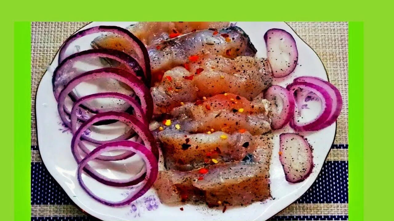 Как засолить толстолобика кусочками. Малосольный толстолобик. селедка из толстолобика. толстолоб в маринаде. селёдка из толстолобика в домашних.