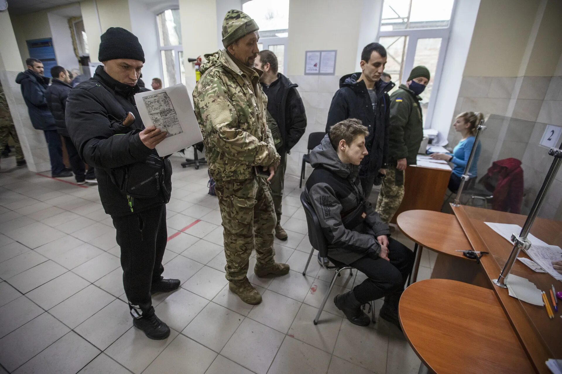 Мобилизация в апреле 24. Егоршино призывной пункт. Украинские женщины военные. Заключенные на Украине. Военная полиция на Украине.