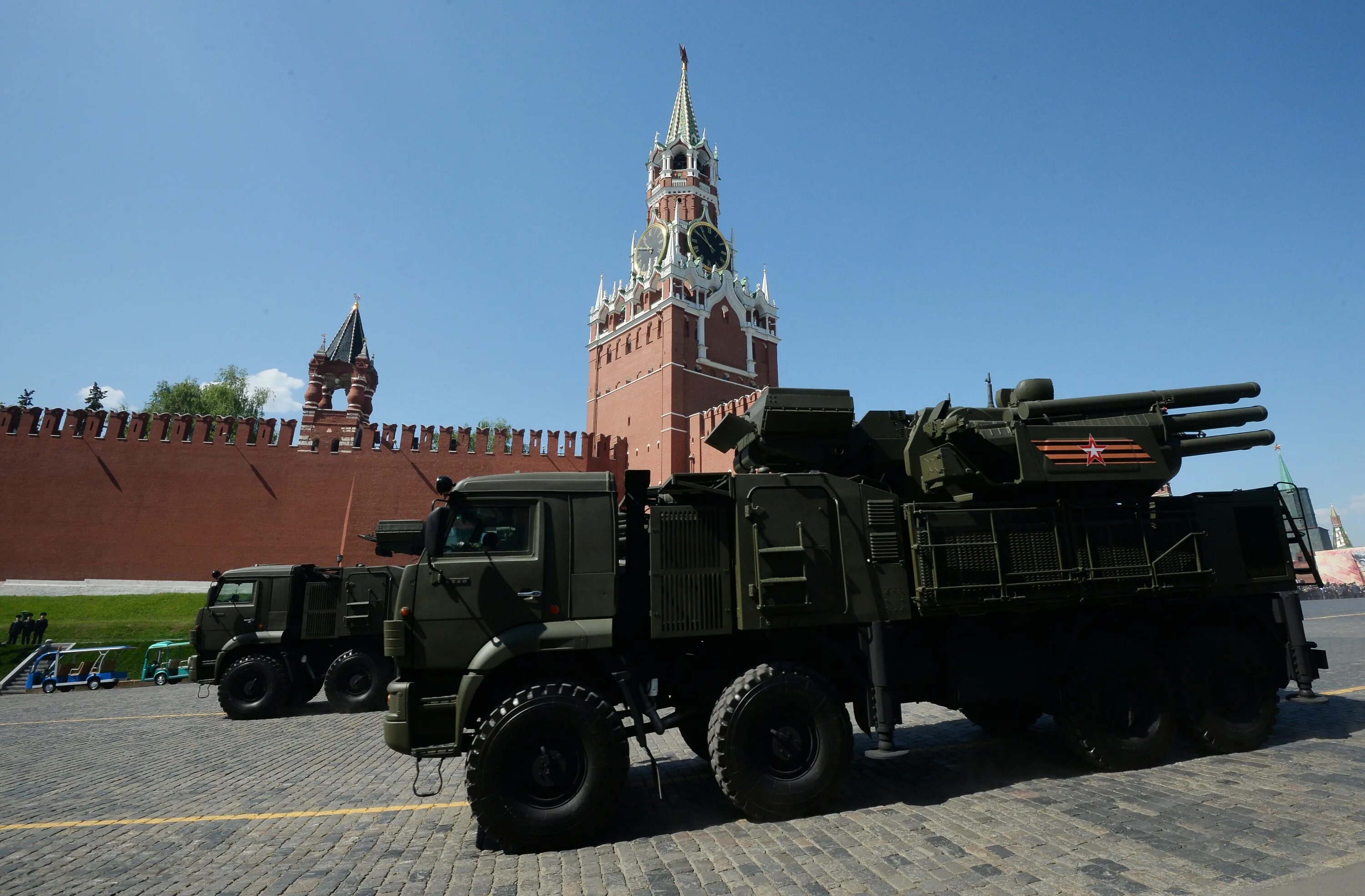 Парад какая техника. Панцирь с1 на красной площади. Парад военной техники. Военная техника на параде. Военные машины на параде.