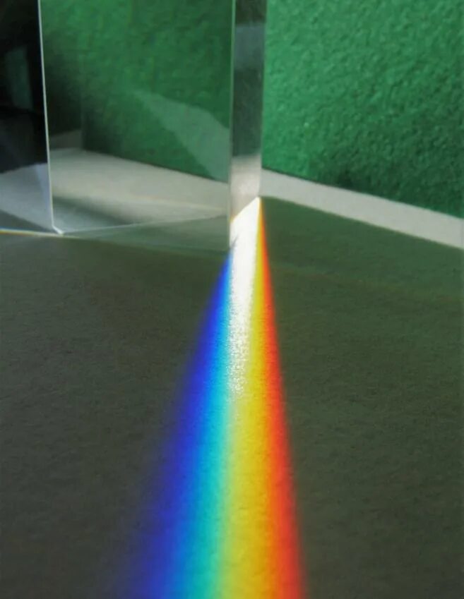 Луч света через стекло. Призма дифракция. Эксперименты со светом. Свет через стеклянную призму. Преломление солнечных лучей.