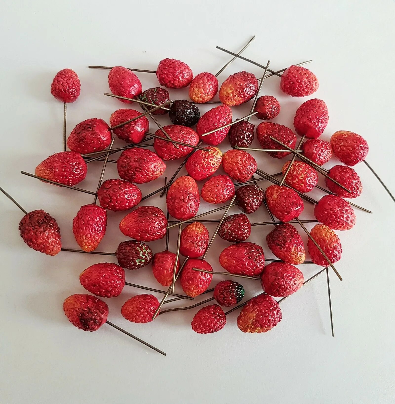 Ягодки из ткани. Малинка из бисера. Поделки из клубники. Ягоды из фетра объемные. Ягоды в сахаре.