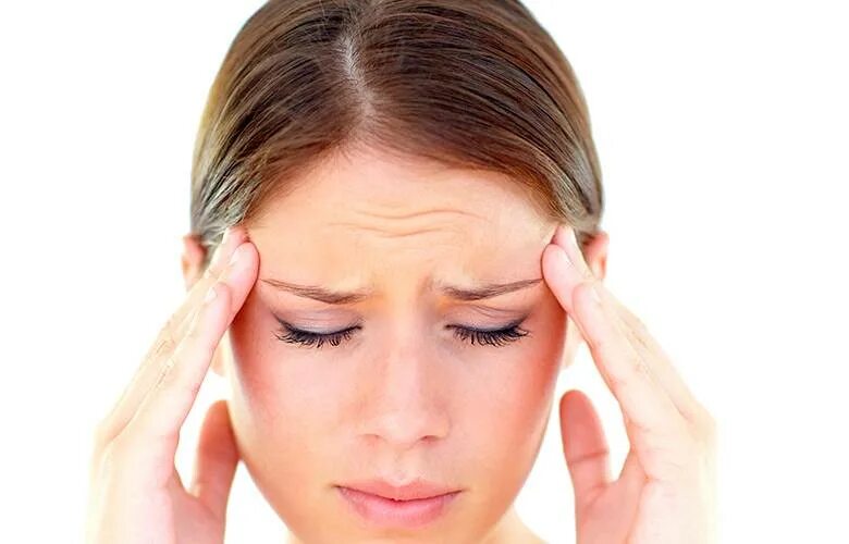Чуючи. Женщина в депрессии. Продромальный период мигрени симптомы. Девушка тишина. Рука возле уха.