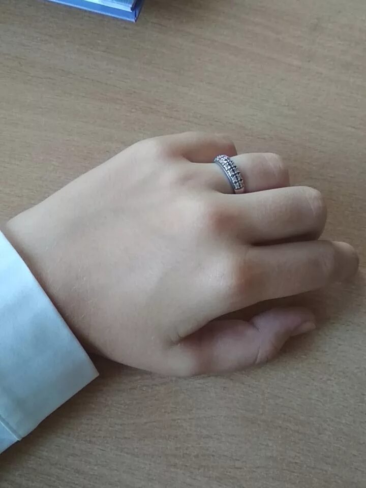 Кольцо на руке. Мужская рука левая с кольцом. Кольцо на большой палец мужское. Кольцо на безымянном пальце.
