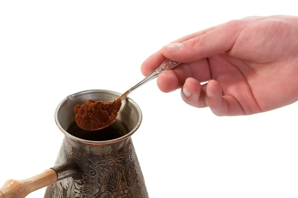 Растворимый кофе в чайной ложке грамм. Турка для молотого кофе. Кофе в турке. Ложечка для варки кофе в турке. Чайная ложка молотого кофе.