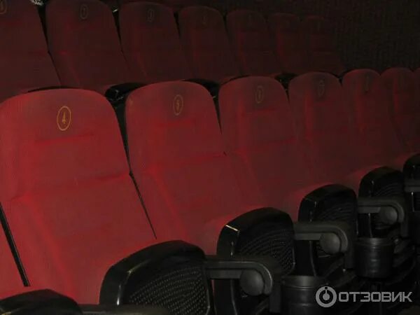 Кинотеатр в гусе хрустальном. Киноцентр алмаз гусь-хрустальный. гусь хрустальный кинотеатр зал. алмаз кинотеатр гусь-хрустальный расписание.