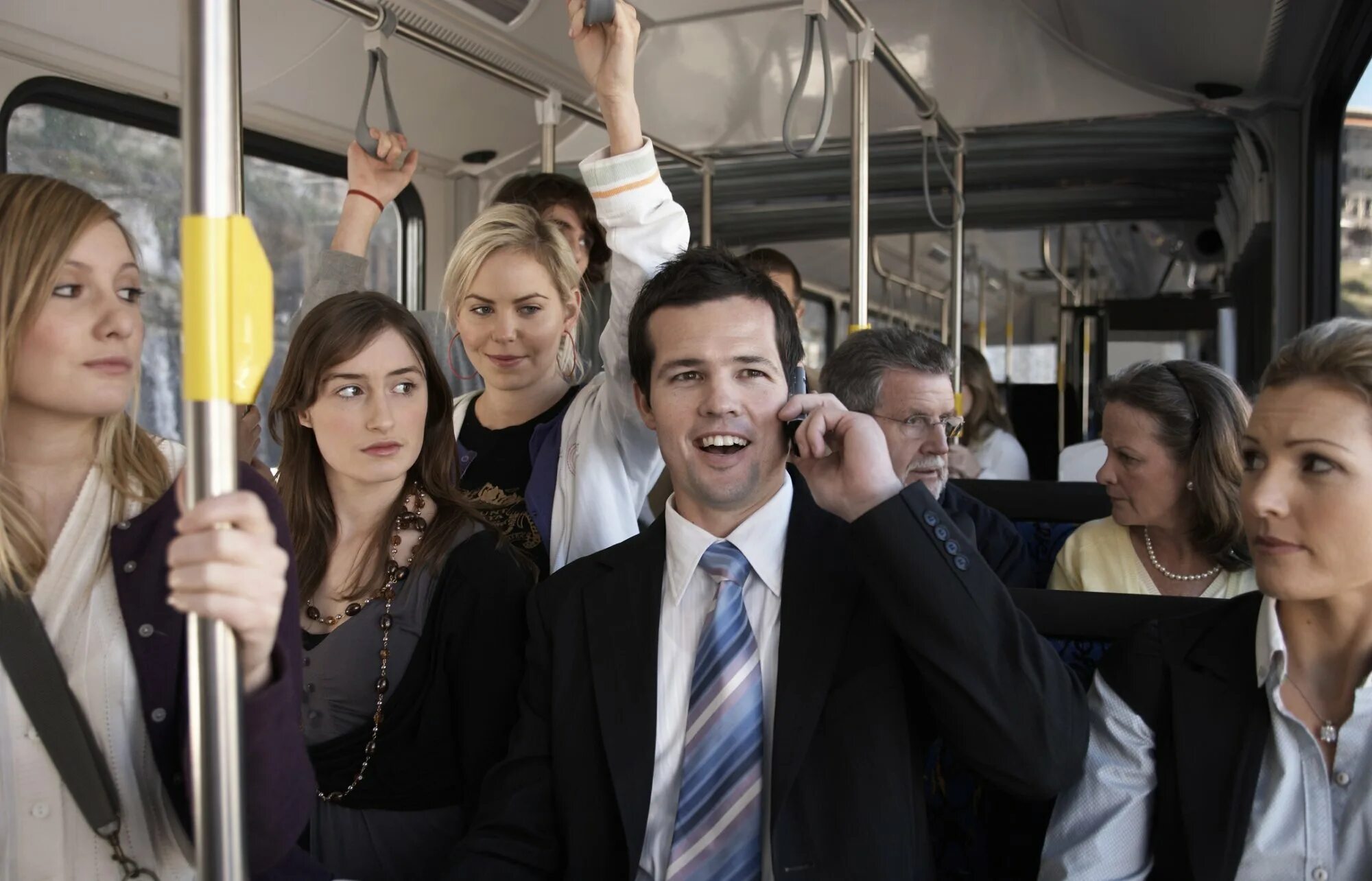 Можно 1 погромче. Люди в общественном транспорте. Разговор в общественном транспорте. Люди в автобусе. Этикет в общественном транспорте.
